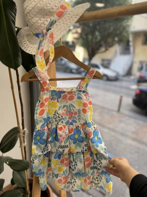 Şapkalı Sarı Elbise