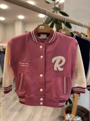 Pembe Şardonlu Kolej Mont (3-10 yaş)