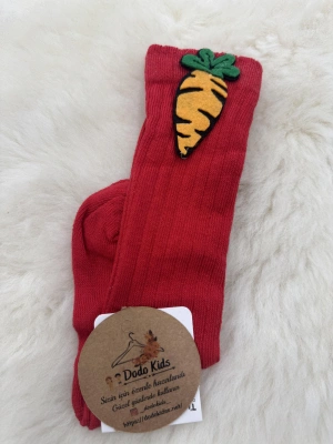 Kırmızı Diz Altı Çorap