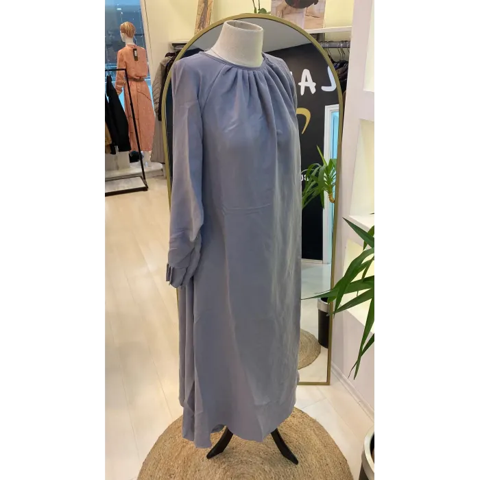 İNVEE YAKA VE KOL DATAYLİ ELBİSE GRİ6964