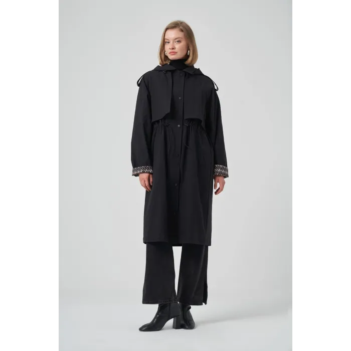 Nuss 6033 Kapişon ve Kol Yazı Detay Trenç - Siyah