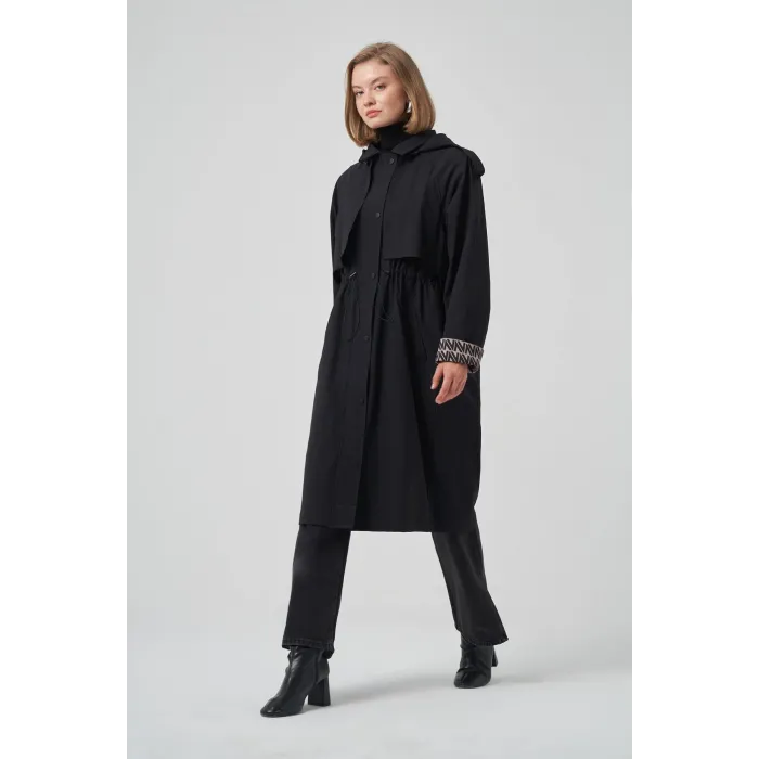 Nuss 6033 Kapişon ve Kol Yazı Detay Trenç - Siyah