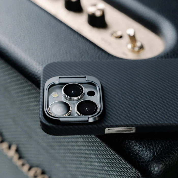 iPhone 15 Pro Kılıf M-safe Şarj Özellikli 600D Krek Karbon Standlı Kapak