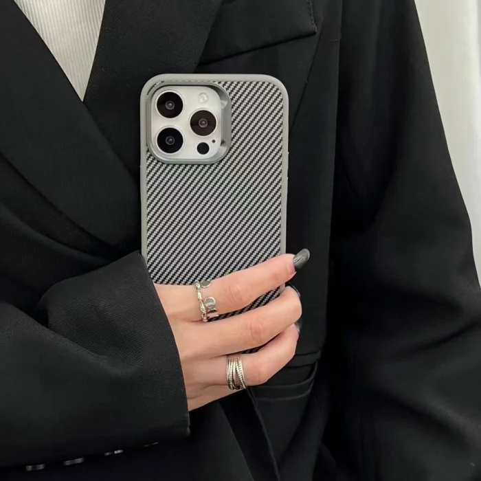 iPhone 15 Pro Kılıf M-safe Şarj Özellikli Karbon Fiber Görünümlü Troy Kapak