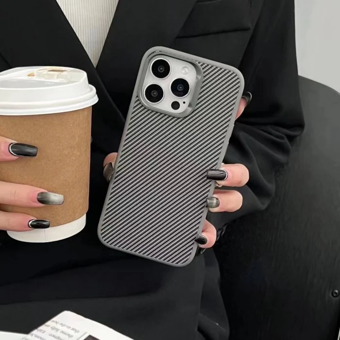 iPhone 15 Pro Max Kılıf M-safe Şarj Özellikli Karbon Fiber Görünümlü Troy Kapak