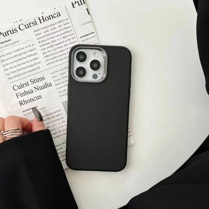 iPhone 15 Pro Max Kılıf M-safe Şarj Özellikli Karbon Fiber Görünümlü Troy Kapak