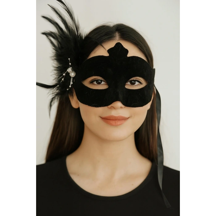 Siyah Renk Yandan Tüylü Süet Kaplama Beyaz İncili Parti Maskesi 18x15 Cm