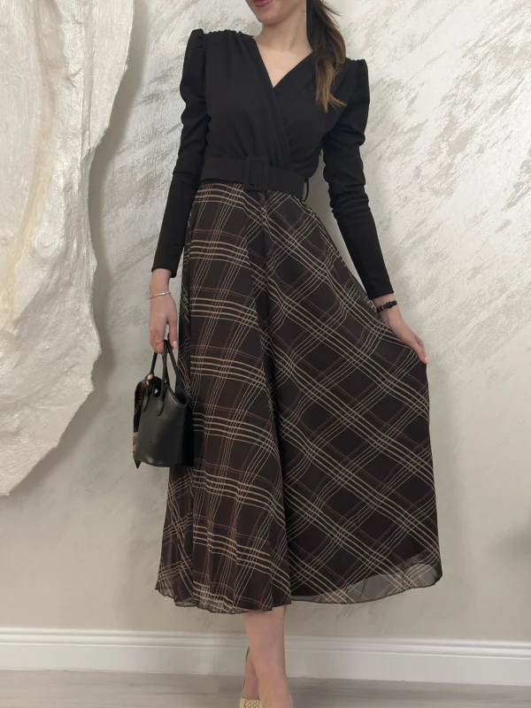 EKOSE DETAYLI KEMERLİ MİDİ ELBİSE- KAHVERENGİ