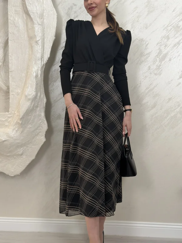 EKOSE DETAYLI KEMERLİ MİDİ ELBİSE- SİYAH