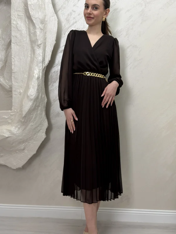 ASTARLI ŞİFON GOLD ZİNCİRLİ MİDİ ELBİSE- KAHVERENGİ