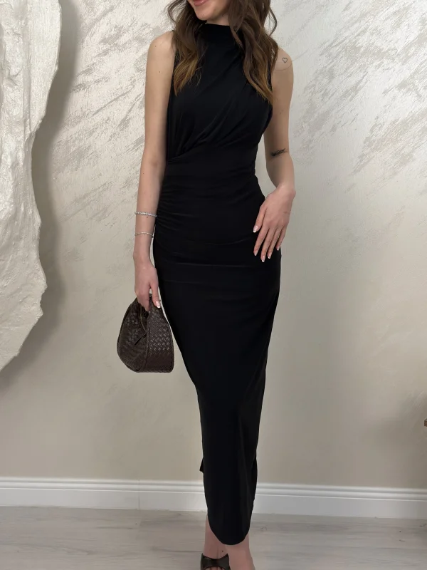 ARKASI YIRTMAÇLI DRAPELİ ELBİSE- SİYAH