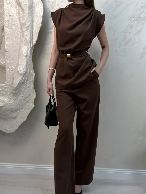 BROŞ KUŞAKLI VATKALI TAKIM- KAHVERENGİ