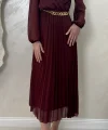 ASTARLI ŞİFON GOLD ZİNCİRLİ MİDİ ELBİSE -BORDO