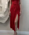 YARIM BALIKÇI YAKA OMZU AÇIK SANDY ELBİSE- KIRMIZI