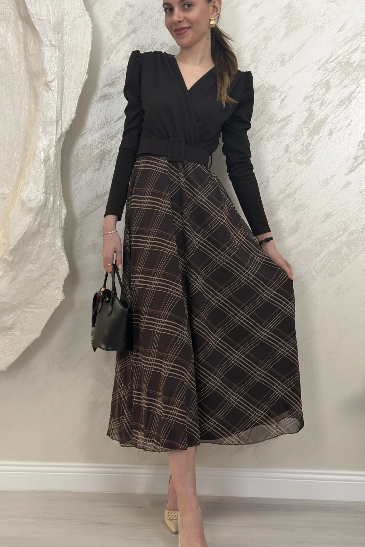 EKOSE DETAYLI KEMERLİ MİDİ ELBİSE- KAHVERENGİ