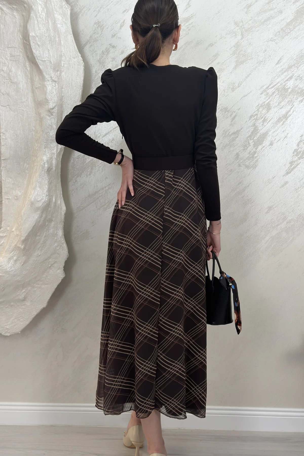 EKOSE DETAYLI KEMERLİ MİDİ ELBİSE- KAHVERENGİ