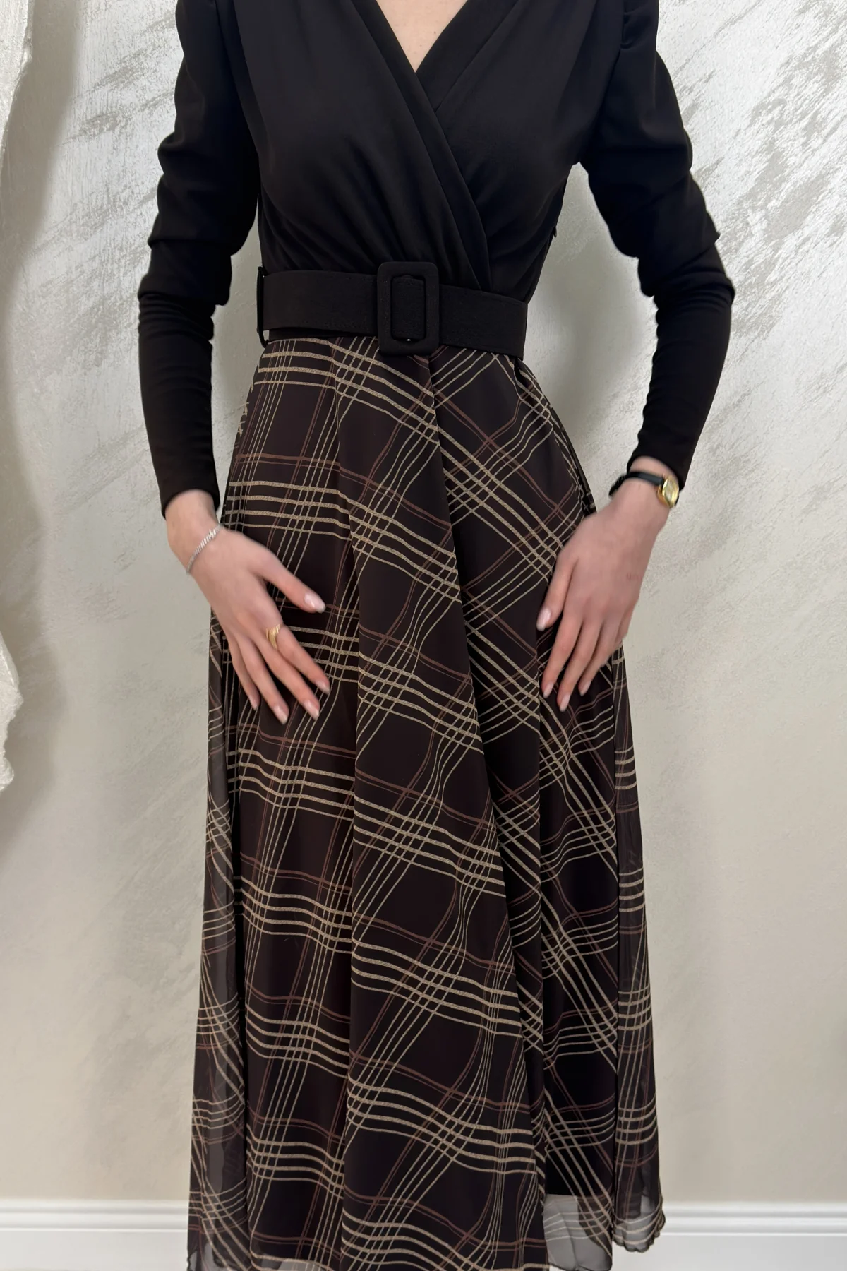 EKOSE DETAYLI KEMERLİ MİDİ ELBİSE- KAHVERENGİ