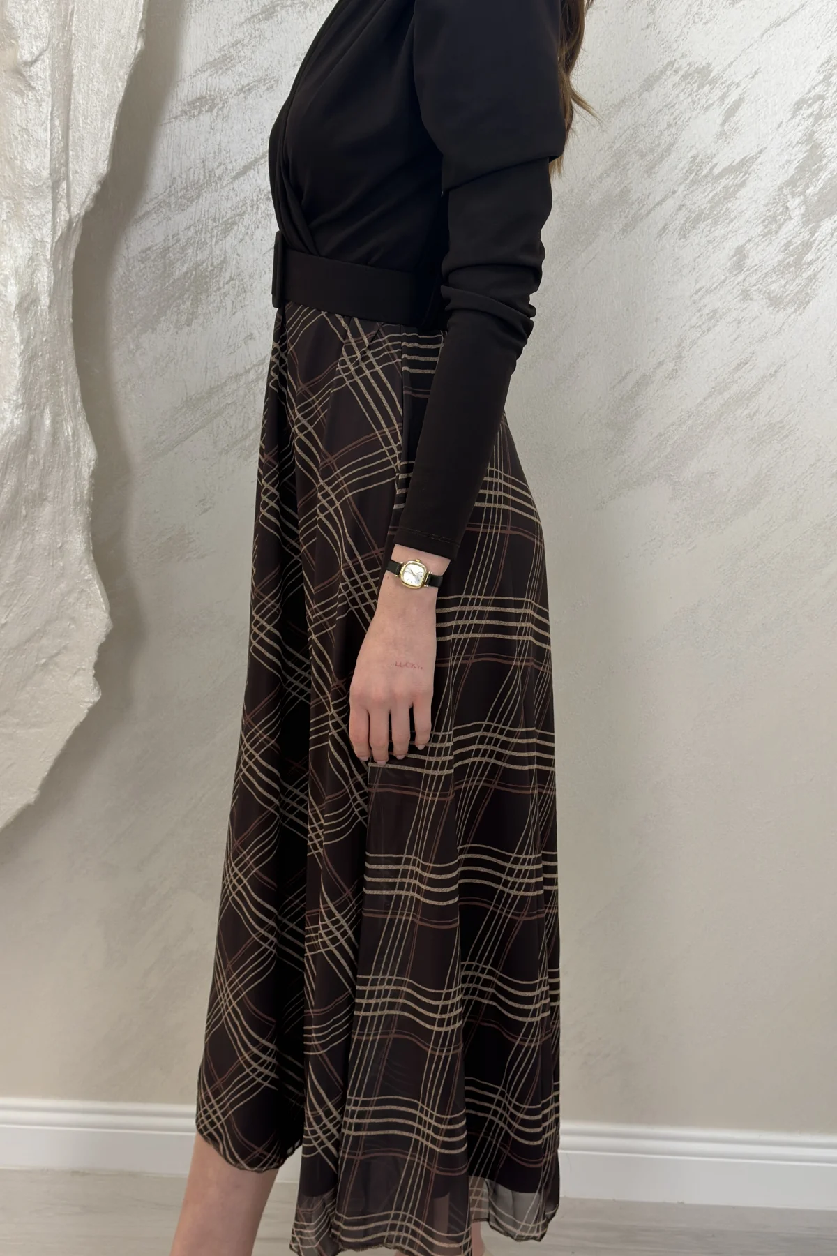 EKOSE DETAYLI KEMERLİ MİDİ ELBİSE- KAHVERENGİ