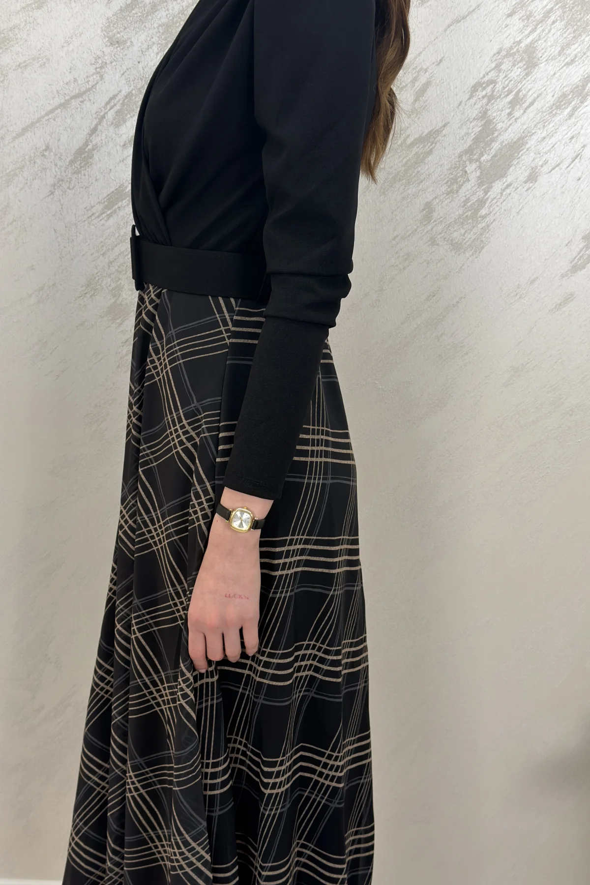 EKOSE DETAYLI KEMERLİ MİDİ ELBİSE- SİYAH