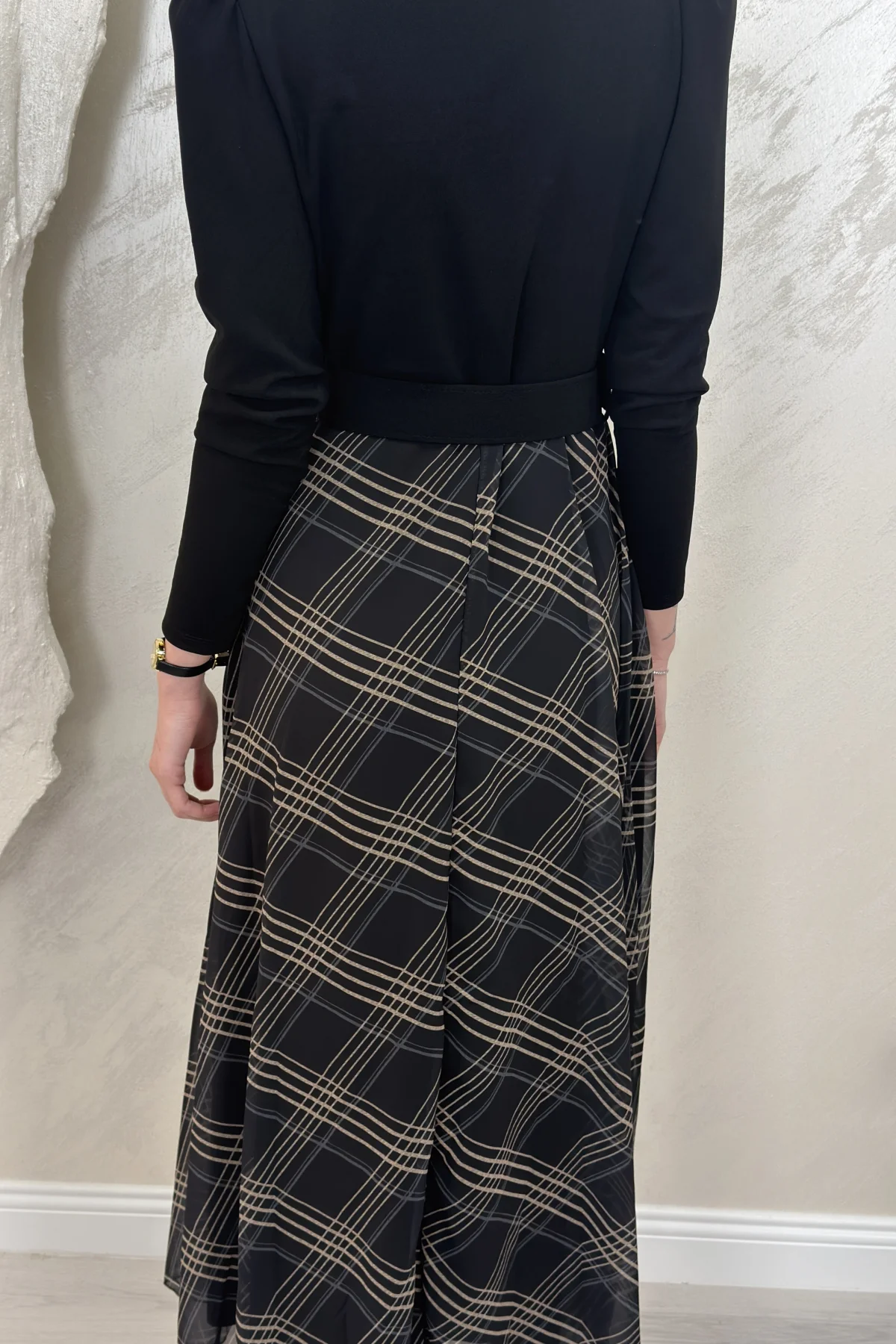 EKOSE DETAYLI KEMERLİ MİDİ ELBİSE- SİYAH