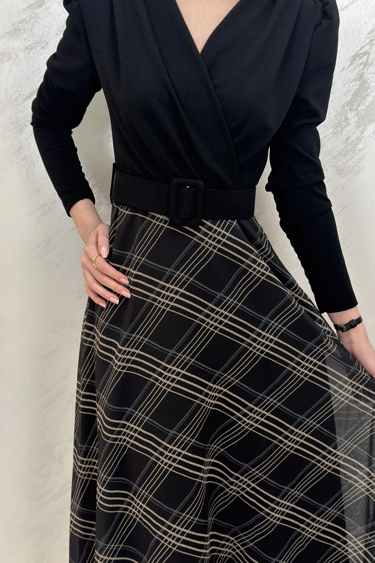 EKOSE DETAYLI KEMERLİ MİDİ ELBİSE- SİYAH