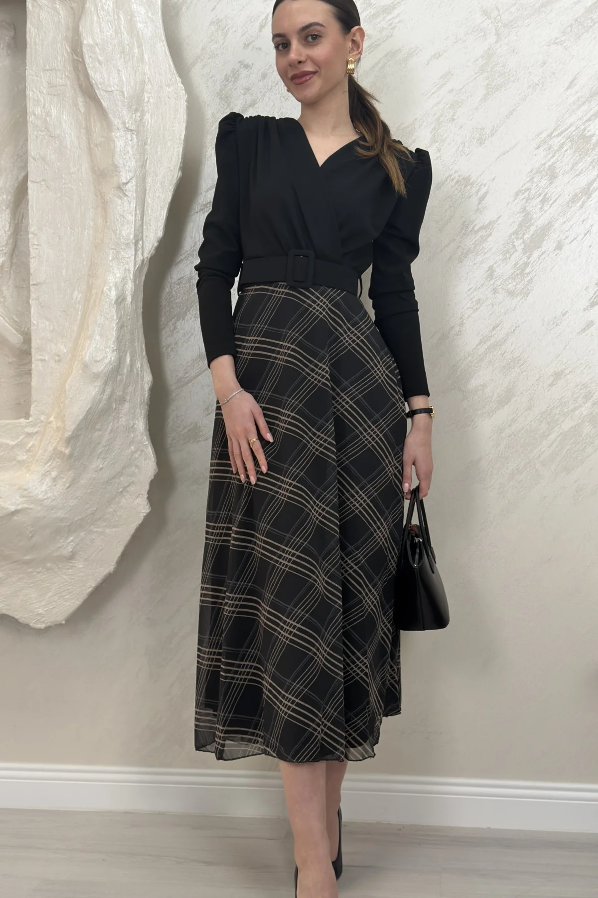 EKOSE DETAYLI KEMERLİ MİDİ ELBİSE- SİYAH