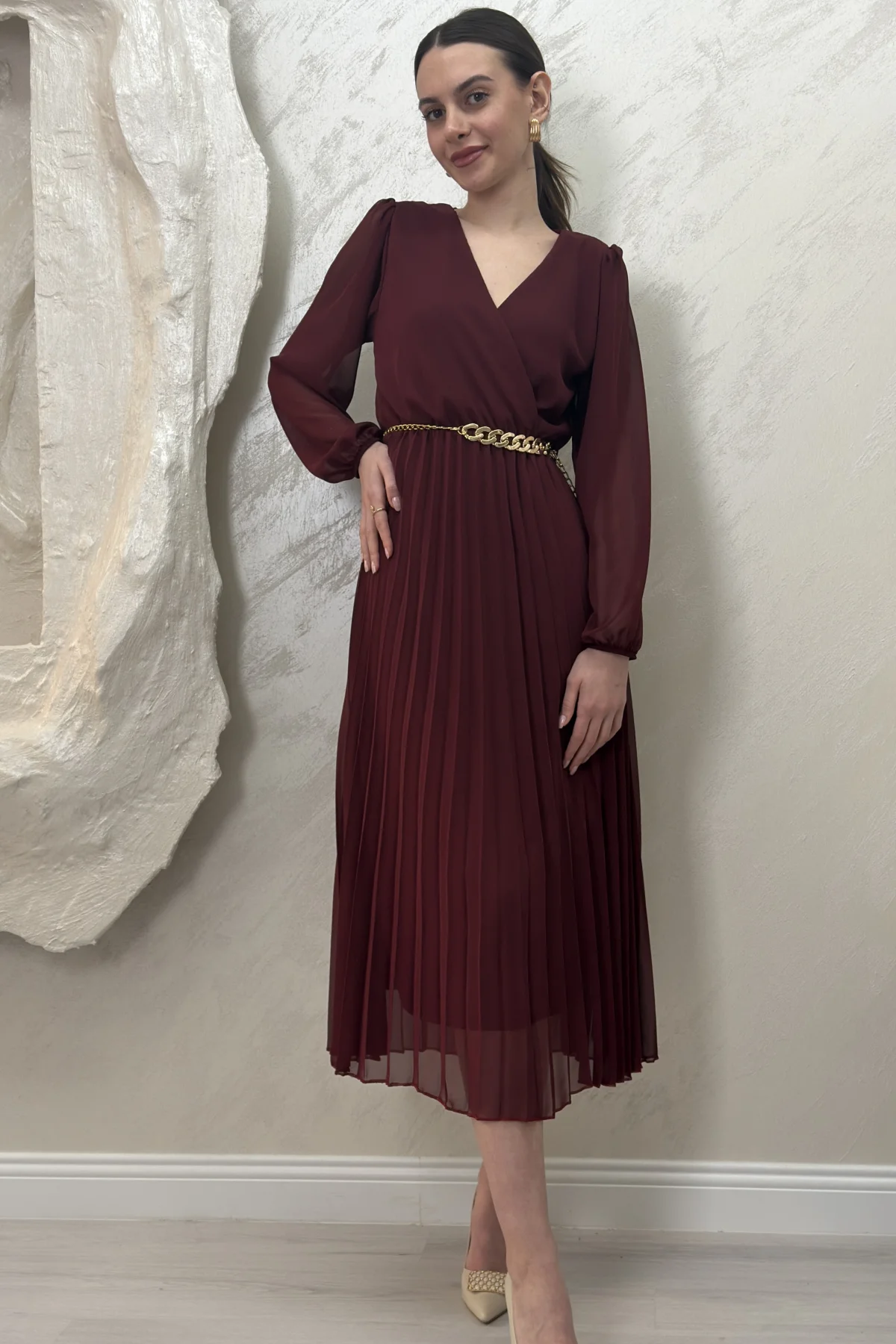 ASTARLI ŞİFON GOLD ZİNCİRLİ MİDİ ELBİSE -BORDO