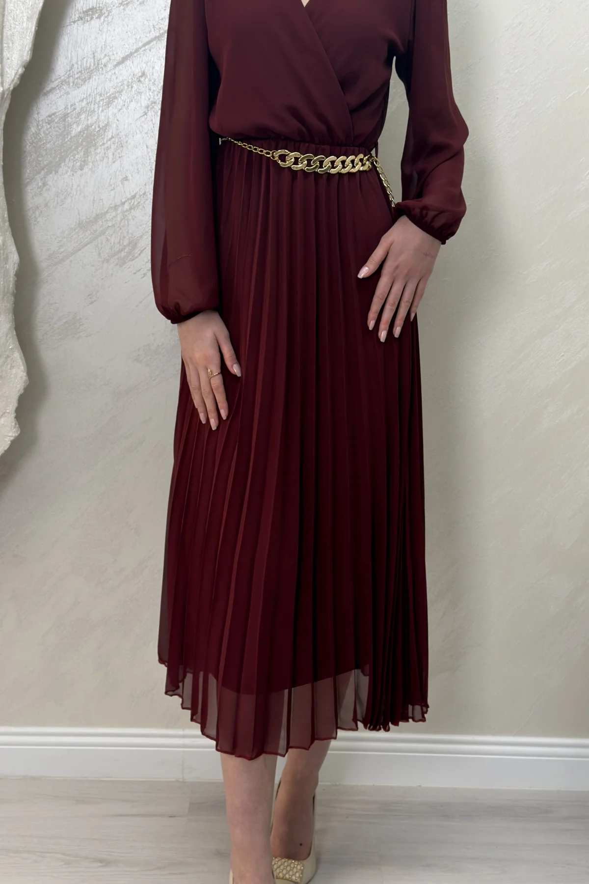 ASTARLI ŞİFON GOLD ZİNCİRLİ MİDİ ELBİSE -BORDO