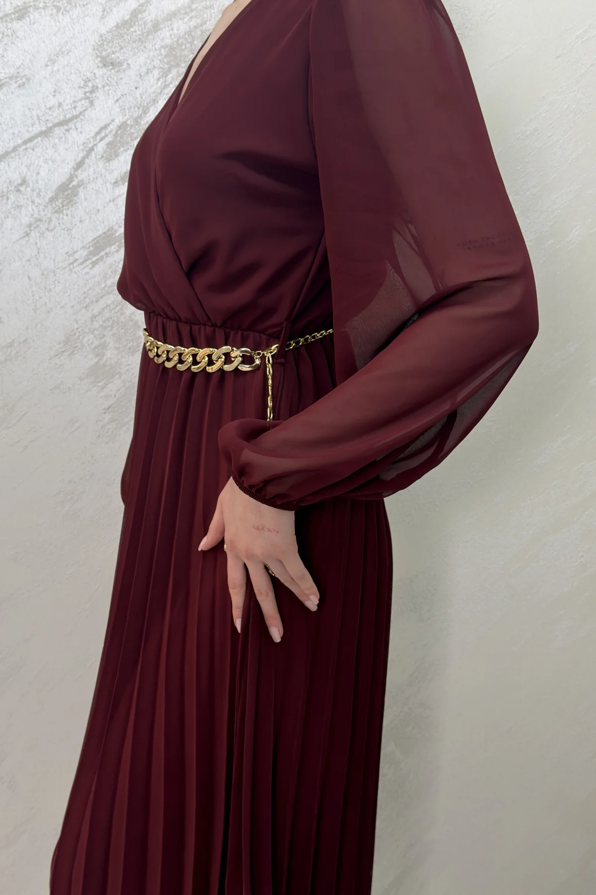 ASTARLI ŞİFON GOLD ZİNCİRLİ MİDİ ELBİSE -BORDO