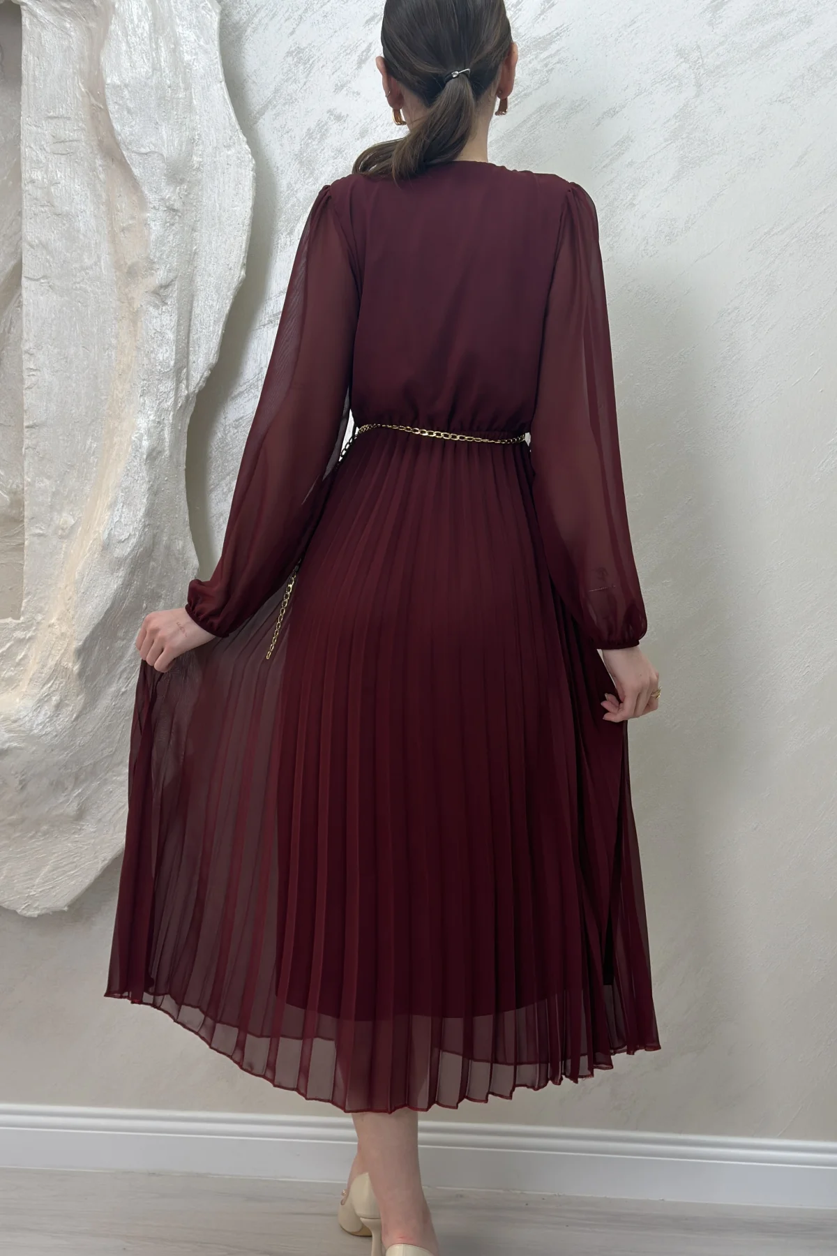 ASTARLI ŞİFON GOLD ZİNCİRLİ MİDİ ELBİSE -BORDO