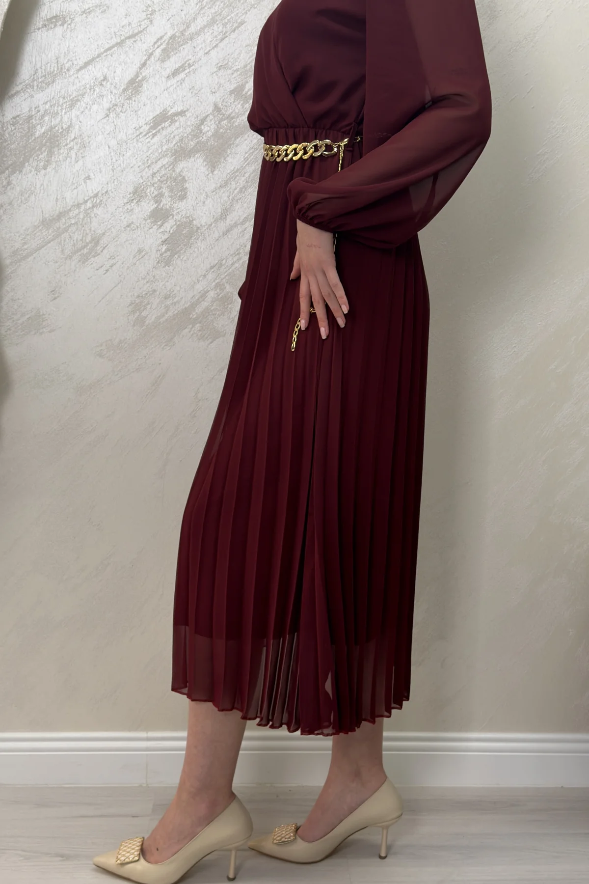 ASTARLI ŞİFON GOLD ZİNCİRLİ MİDİ ELBİSE -BORDO