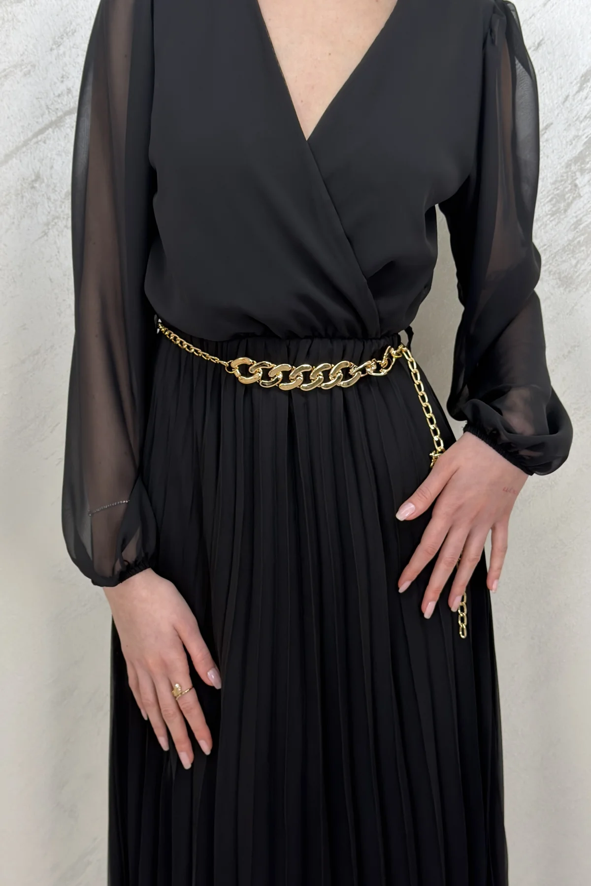 ASTARLI ŞİFON GOLD ZİNCİRLİ MİDİ ELBİSE- SİYAH