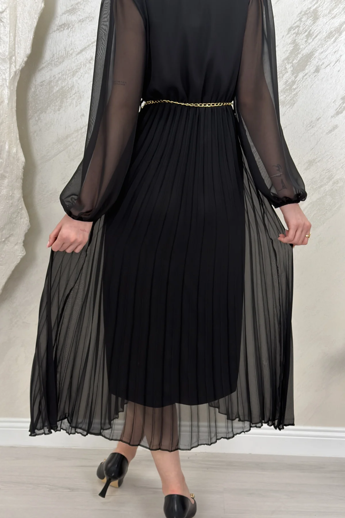 ASTARLI ŞİFON GOLD ZİNCİRLİ MİDİ ELBİSE- SİYAH