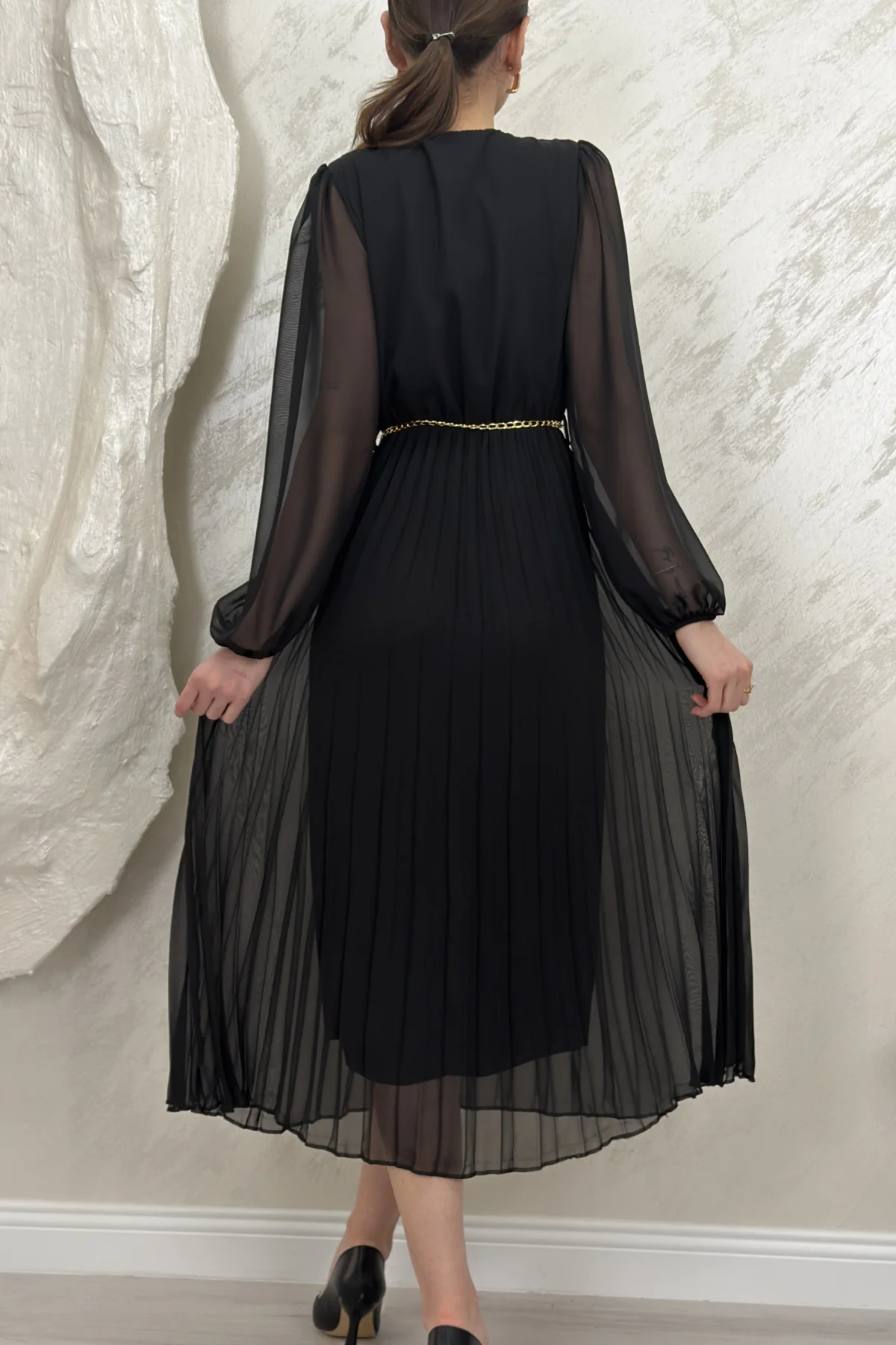 ASTARLI ŞİFON GOLD ZİNCİRLİ MİDİ ELBİSE- SİYAH