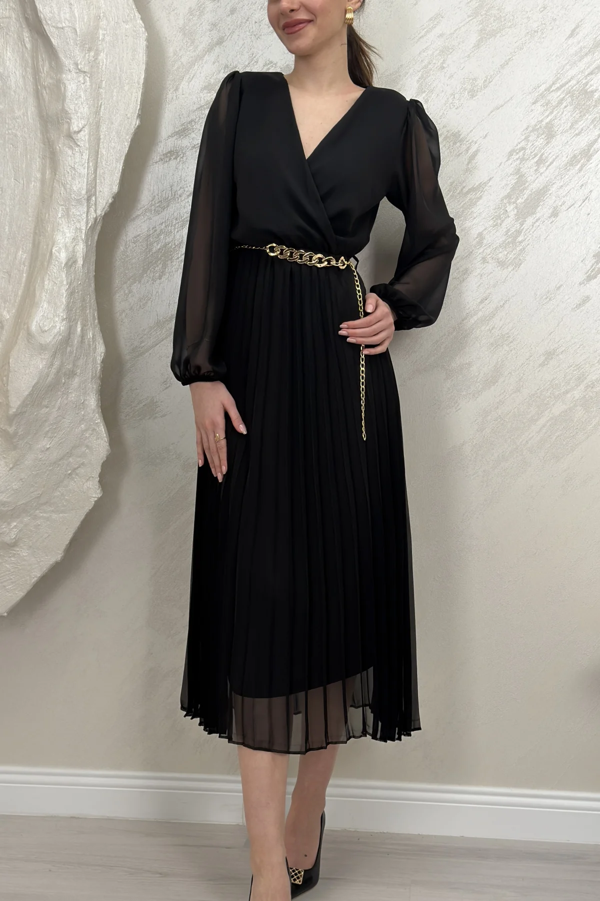 ASTARLI ŞİFON GOLD ZİNCİRLİ MİDİ ELBİSE- SİYAH