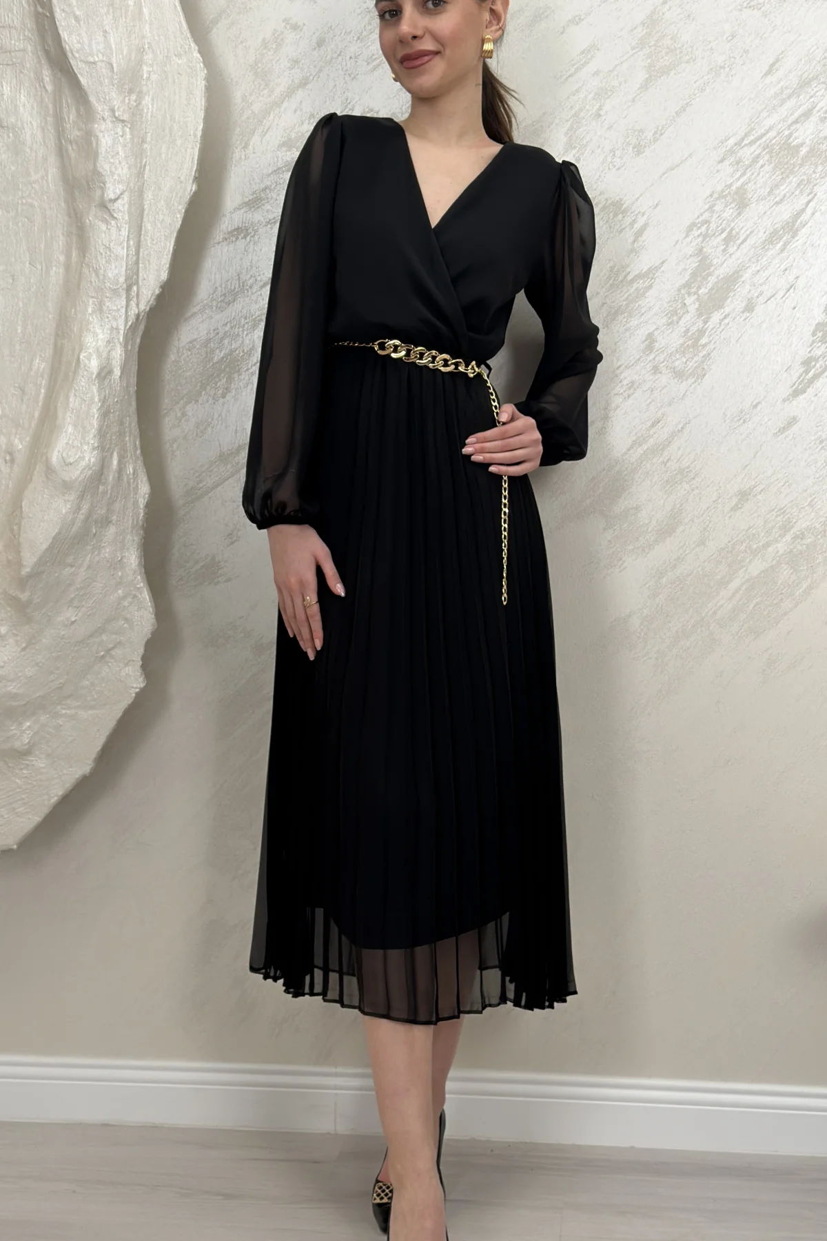 ASTARLI ŞİFON GOLD ZİNCİRLİ MİDİ ELBİSE- SİYAH