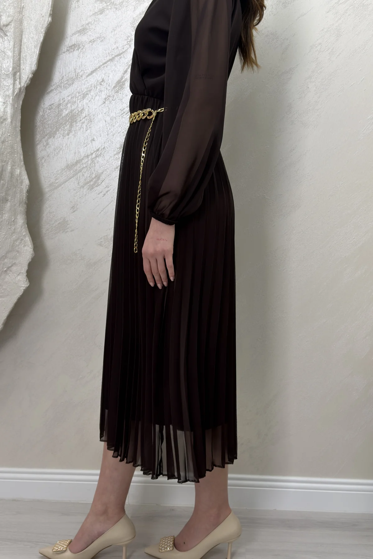 ASTARLI ŞİFON GOLD ZİNCİRLİ MİDİ ELBİSE- KAHVERENGİ