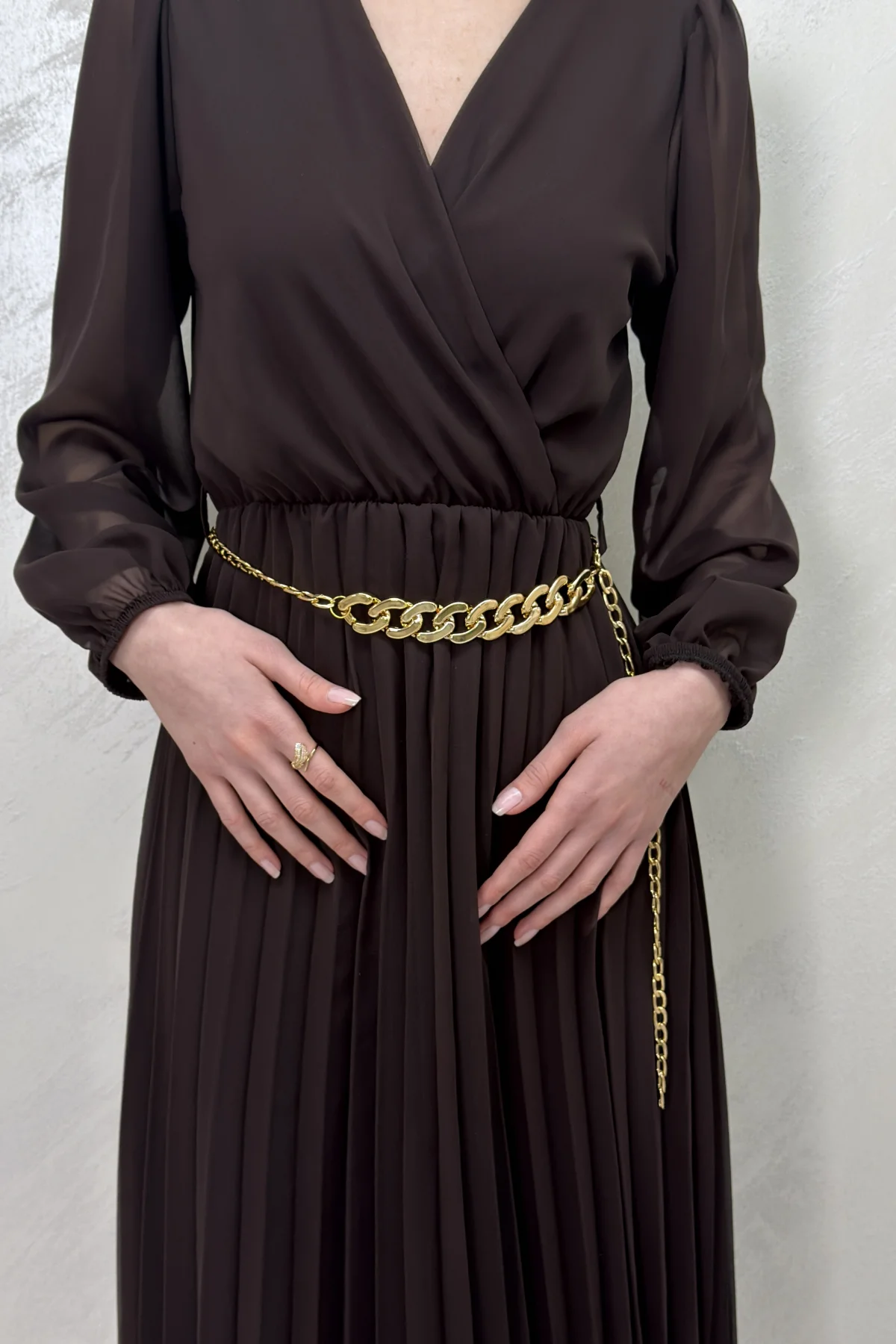 ASTARLI ŞİFON GOLD ZİNCİRLİ MİDİ ELBİSE- KAHVERENGİ