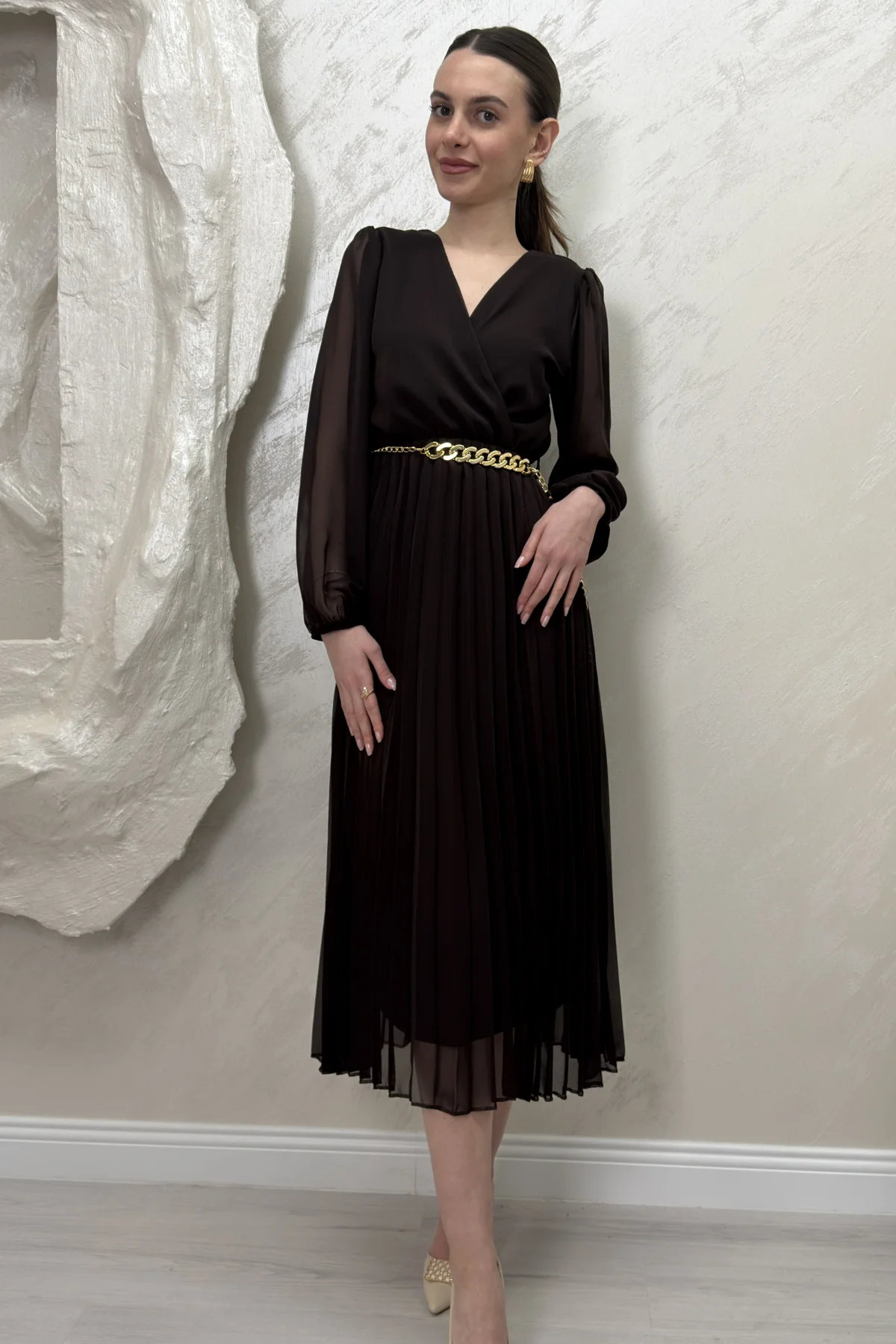 ASTARLI ŞİFON GOLD ZİNCİRLİ MİDİ ELBİSE- KAHVERENGİ