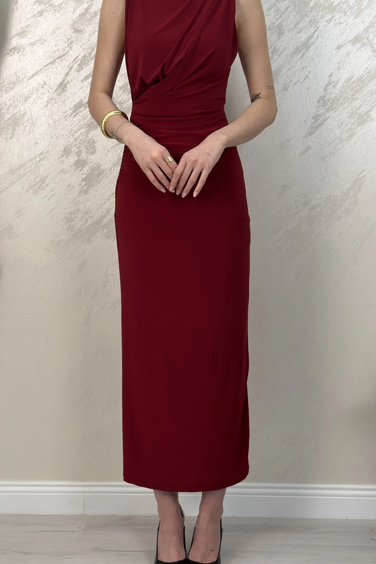 ARKASI YIRTMAÇLI DRAPELİ ELBİSE- BORDO