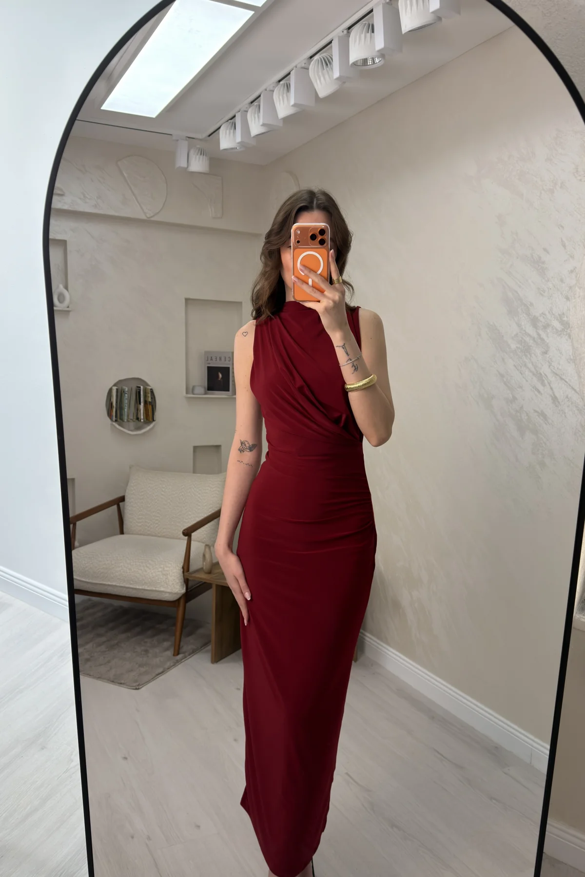 ARKASI YIRTMAÇLI DRAPELİ ELBİSE- BORDO