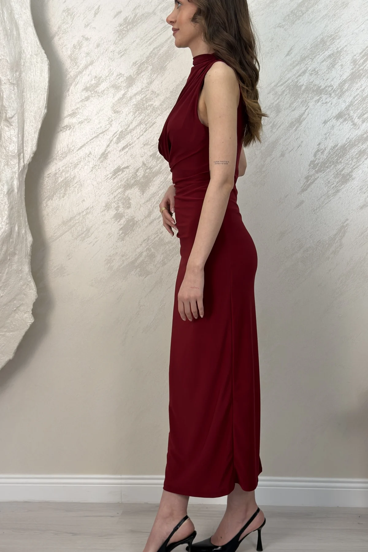 ARKASI YIRTMAÇLI DRAPELİ ELBİSE- BORDO