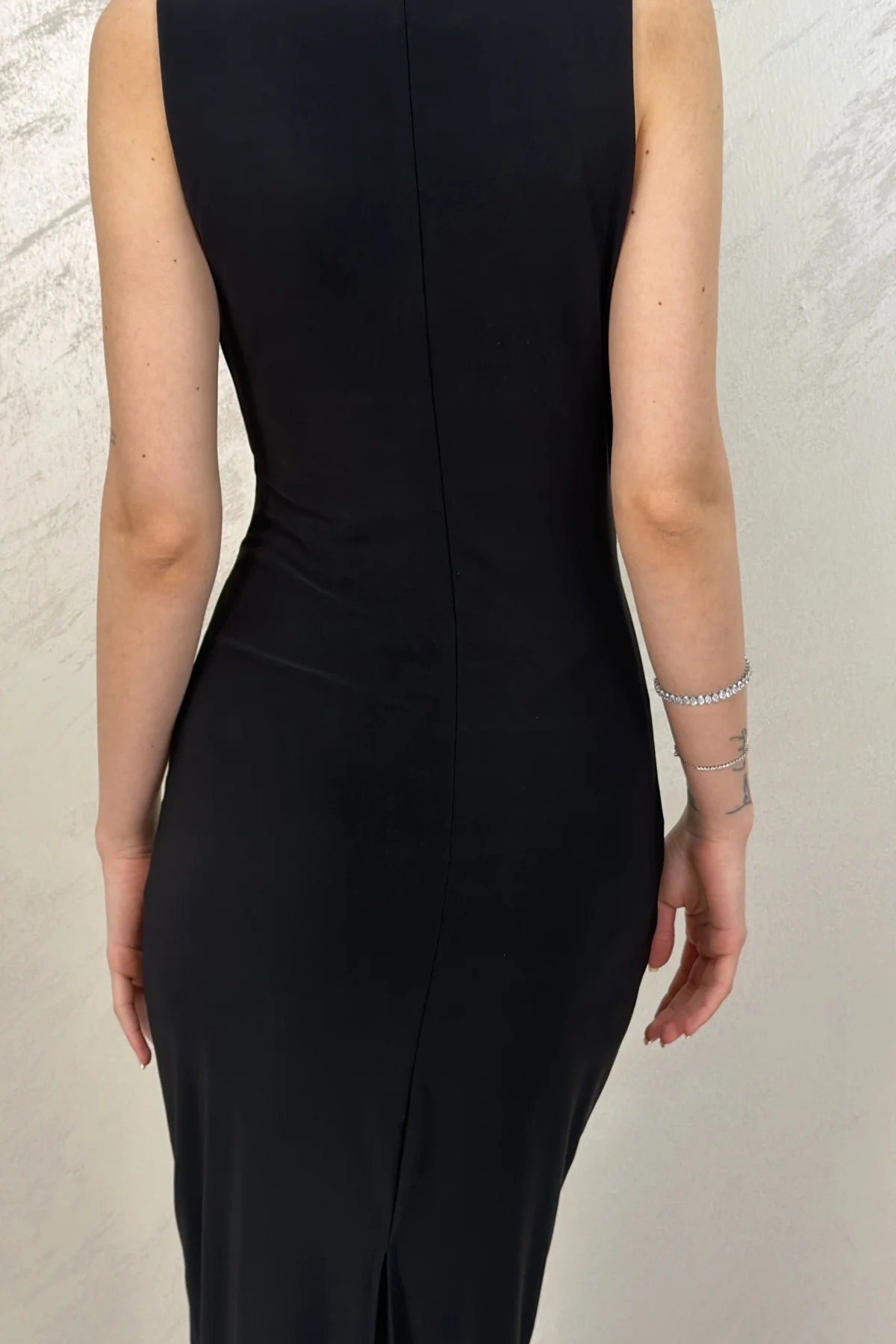 ARKASI YIRTMAÇLI DRAPELİ ELBİSE- SİYAH