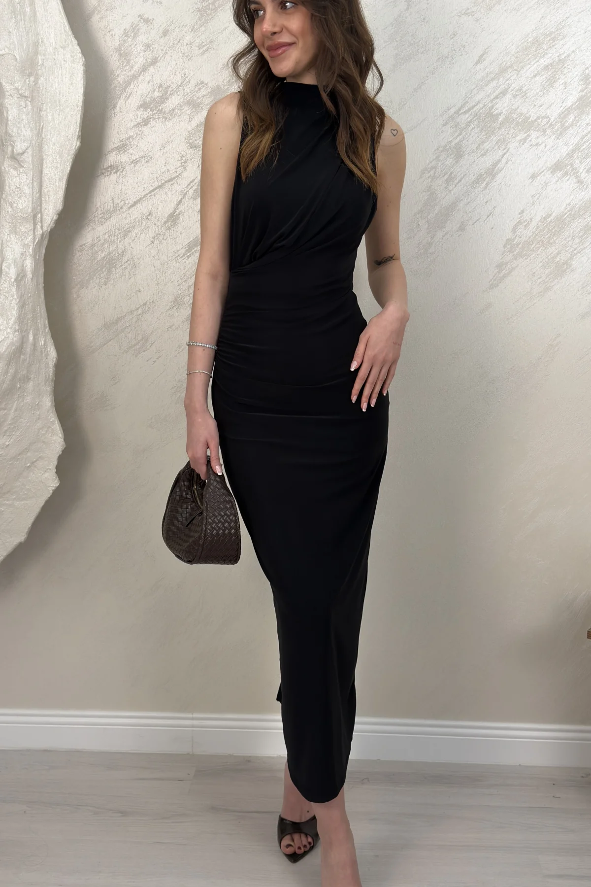 ARKASI YIRTMAÇLI DRAPELİ ELBİSE- SİYAH