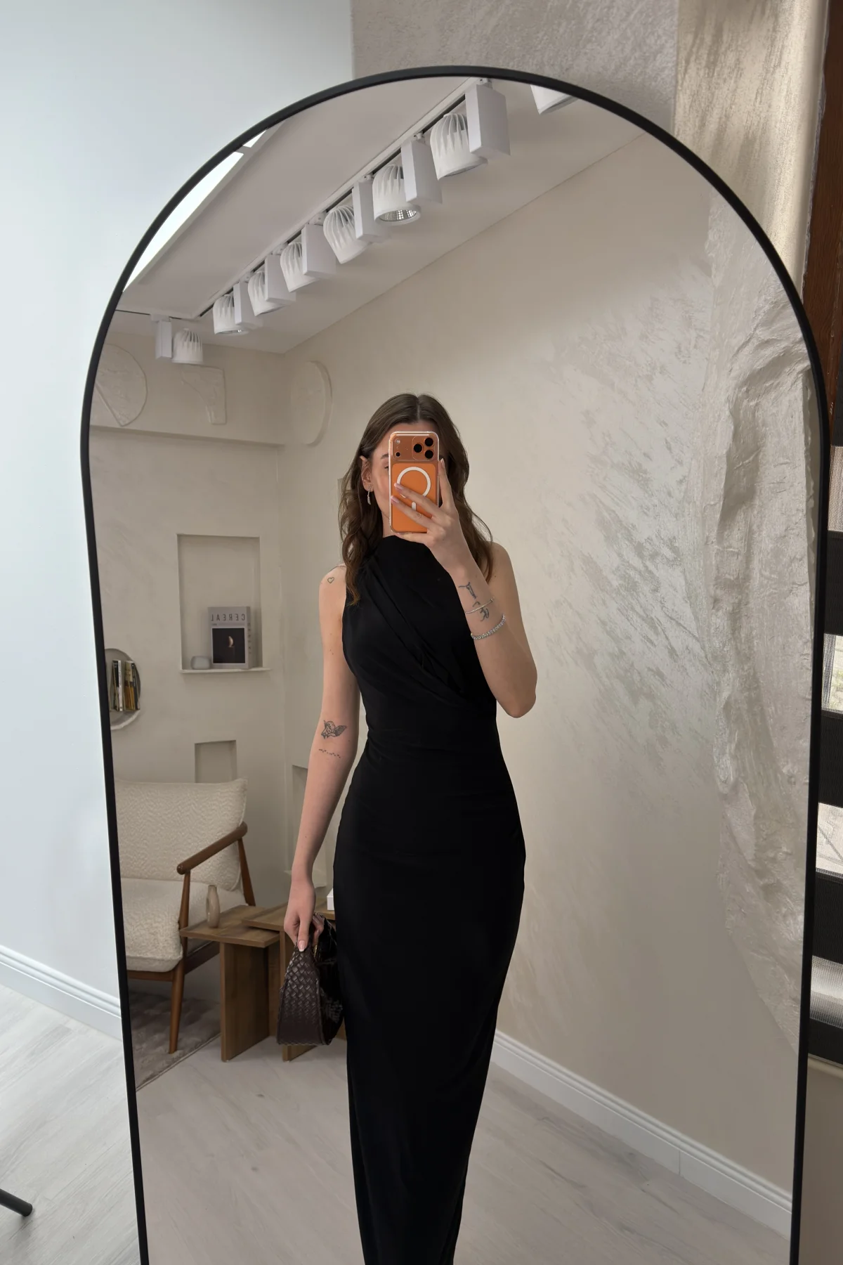 ARKASI YIRTMAÇLI DRAPELİ ELBİSE- SİYAH