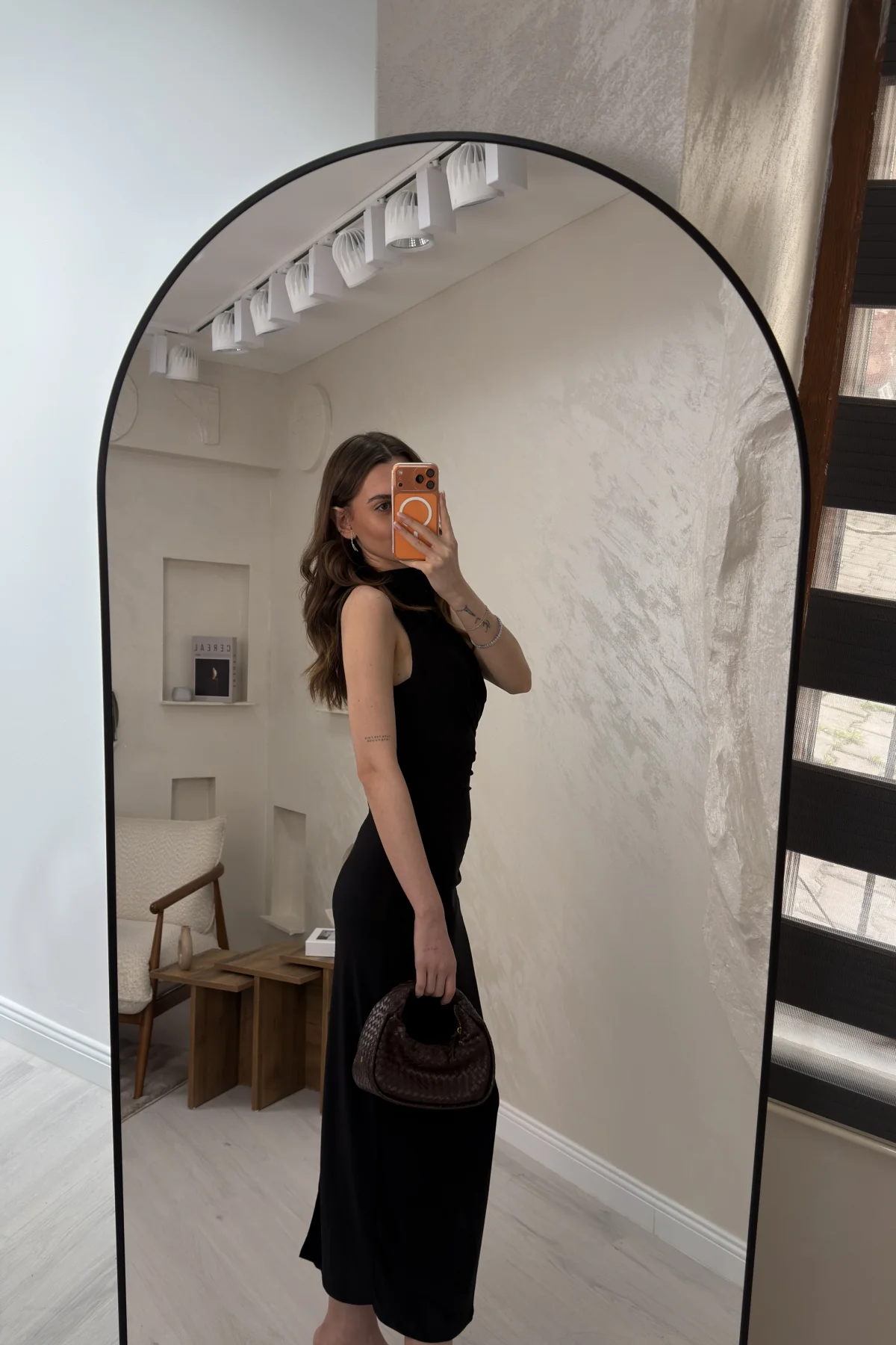 ARKASI YIRTMAÇLI DRAPELİ ELBİSE- SİYAH