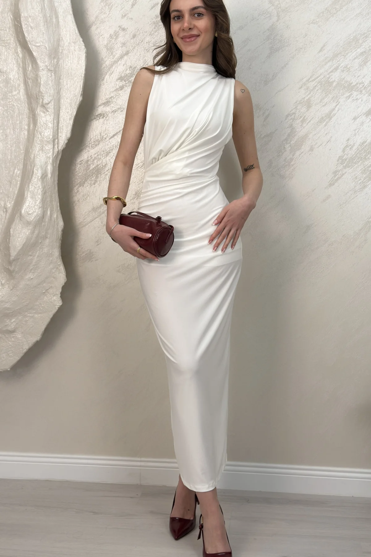 ARKASI YIRTMAÇLI DRAPELİ ELBİSE- BEYAZ