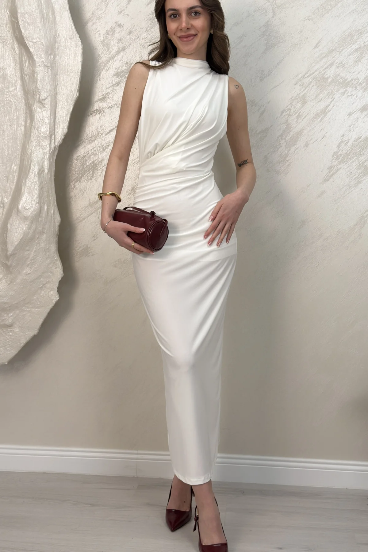 ARKASI YIRTMAÇLI DRAPELİ ELBİSE- BEYAZ