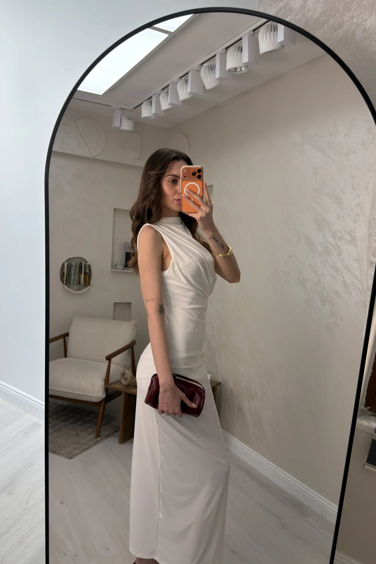 ARKASI YIRTMAÇLI DRAPELİ ELBİSE- BEYAZ