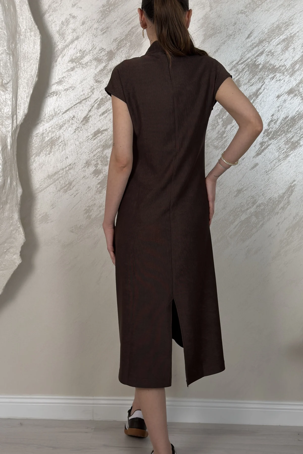 PİLE DETAYLI MUADİL MİDİ ELBİSE- KAHVERENGİ